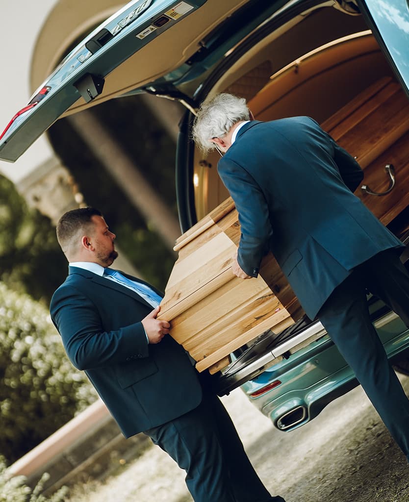 Ein Sarg wird vom Bestatter Littig aus dem Auto geborgen.